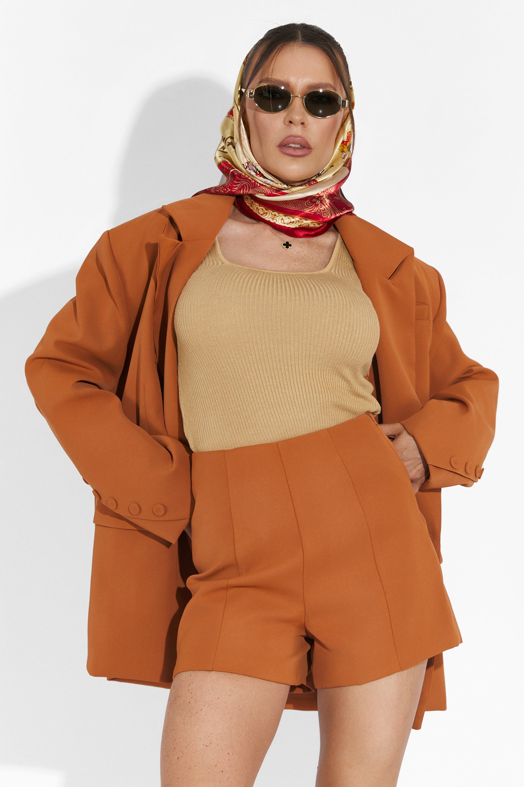 Compleu cu pantaloni scurti maro Smozy Bogas