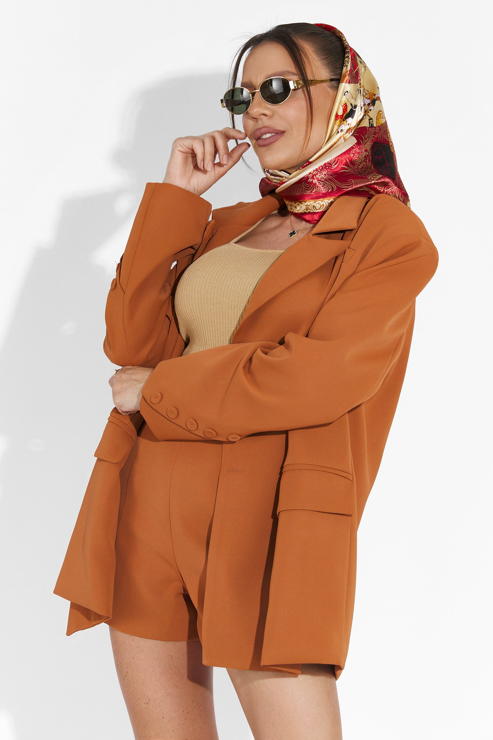 Compleu cu pantaloni scurti maro Smozy Bogas