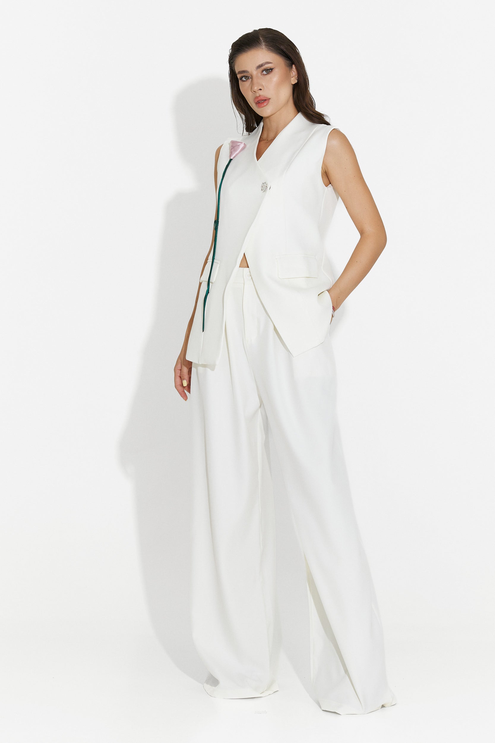 Costum dama cu vesta si pantaloni alb Liraia Bogas