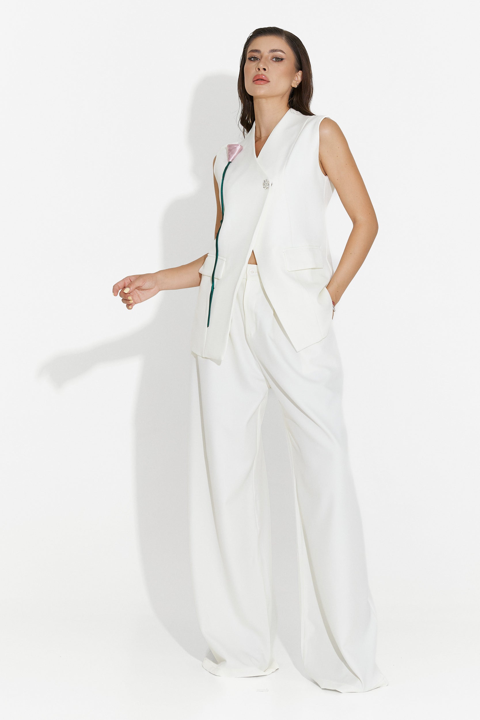 Costum dama cu vesta si pantaloni alb Liraia Bogas