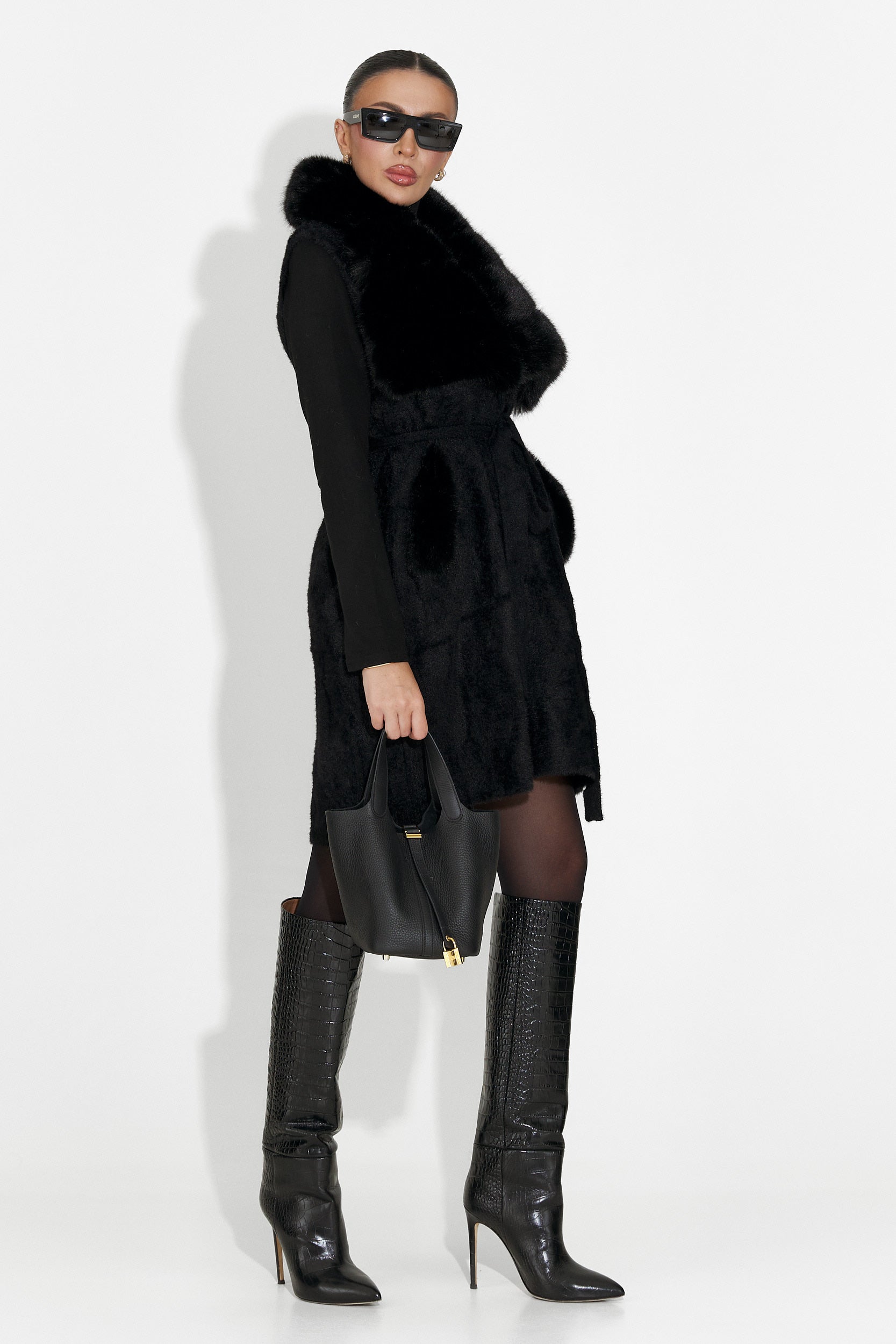 Vesta dama neagra Cloria Bogas