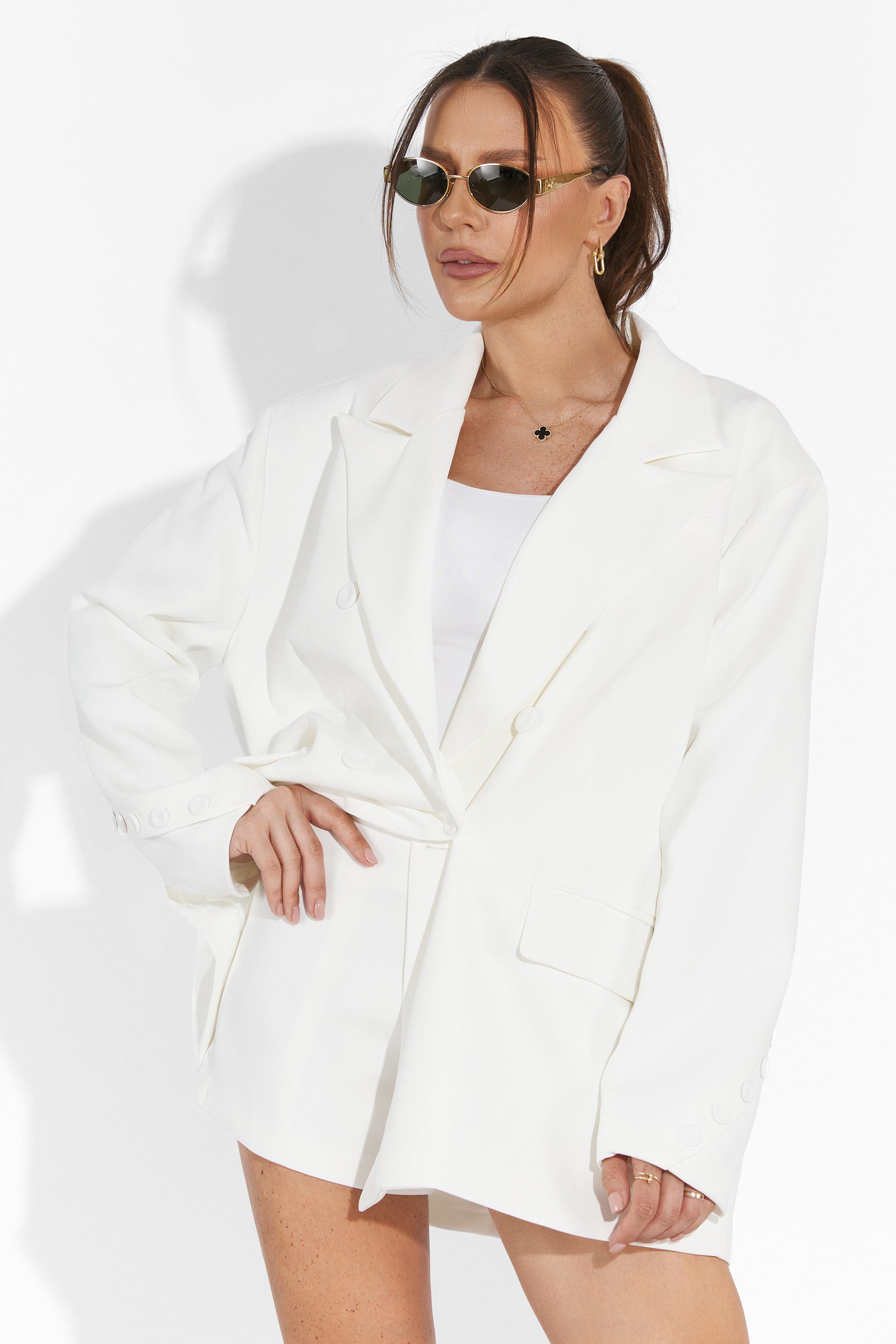 Compleu cu pantaloni scurti alb Smozy Bogas