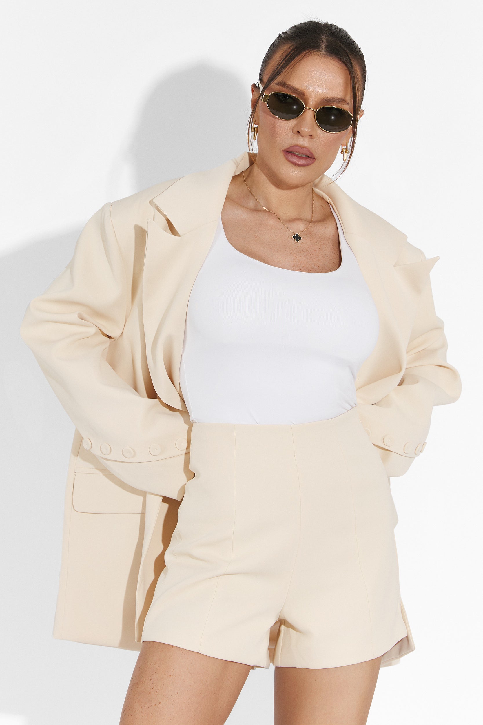 Compleu cu pantaloni scurti bej Smozy Bogas