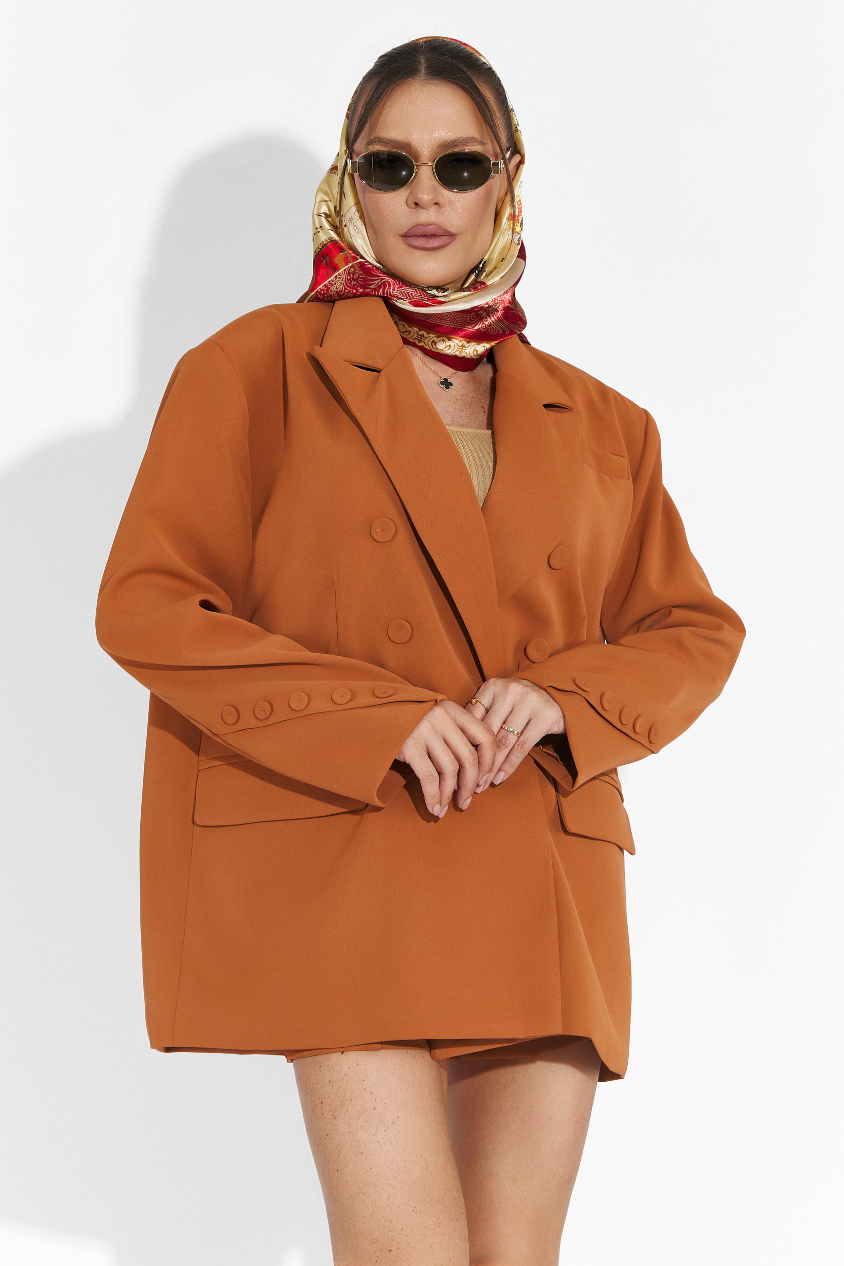 Compleu cu pantaloni scurti maro Smozy Bogas