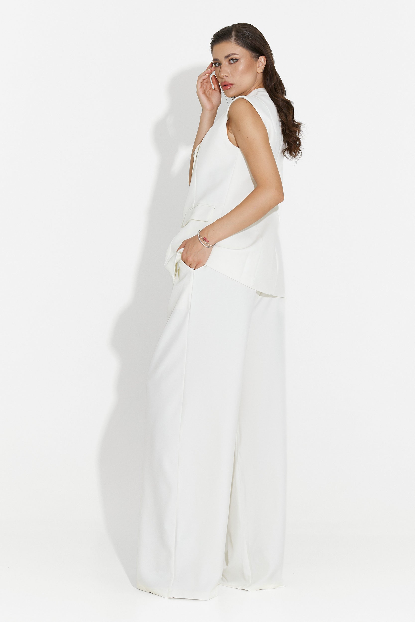 Costum dama cu vesta si pantaloni alb Liraia Bogas