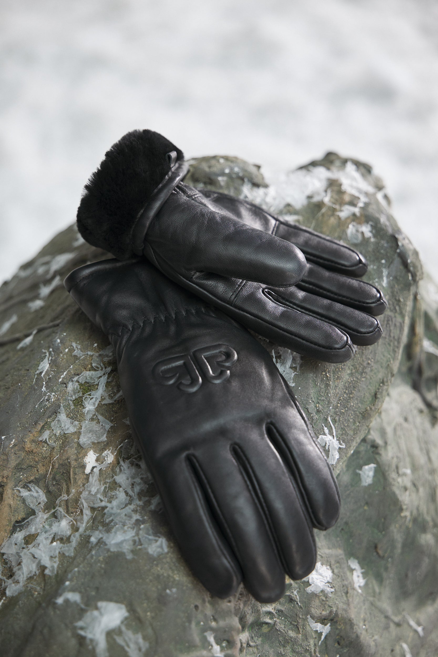 Manusi dama negre Hisako Bogas