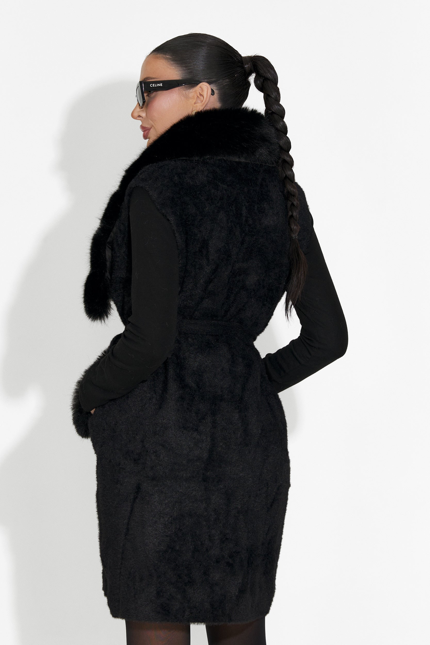 Vesta dama neagra Cloria Bogas