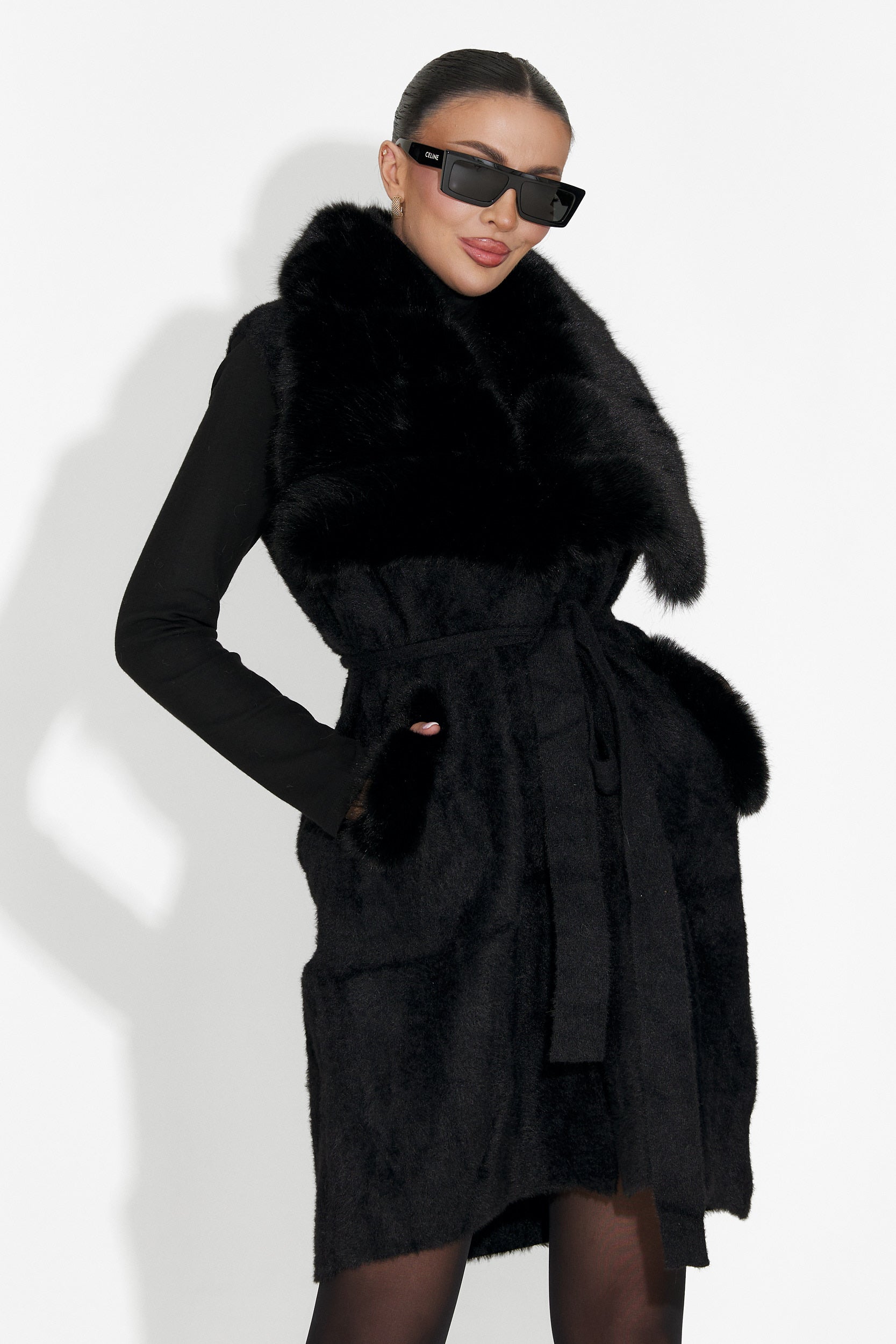 Vesta dama neagra Cloria Bogas